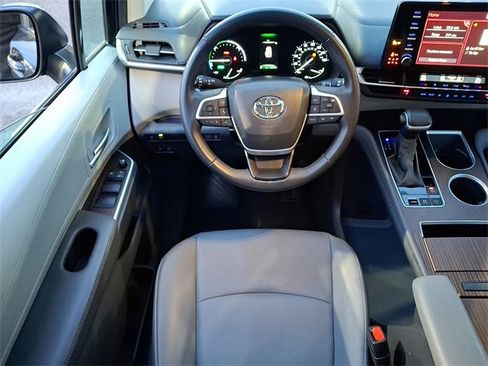 Used 2024 Toyota Sienna XLE image 18
