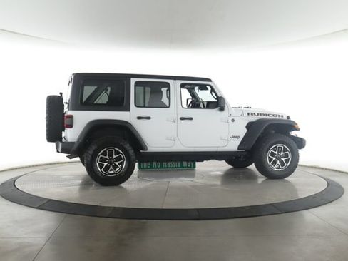 Used 2025 Jeep Wrangler Unlimited Rubicon AWD/4WD image 6