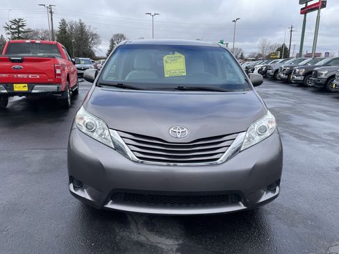 Used 2015 Toyota Sienna LE image 3