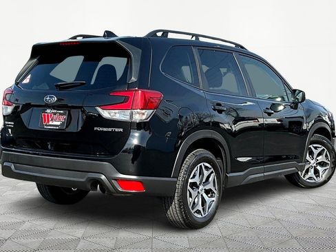Used 2023 Subaru Forester Premium image 7