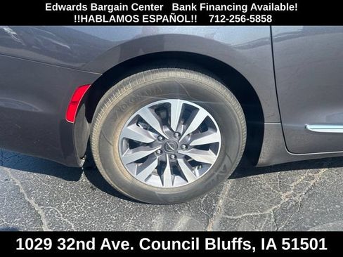 Used 2023 Chrysler Pacifica Limited FWD image 8