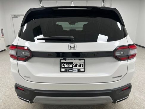 Used 2025 Honda Pilot Touring image 7