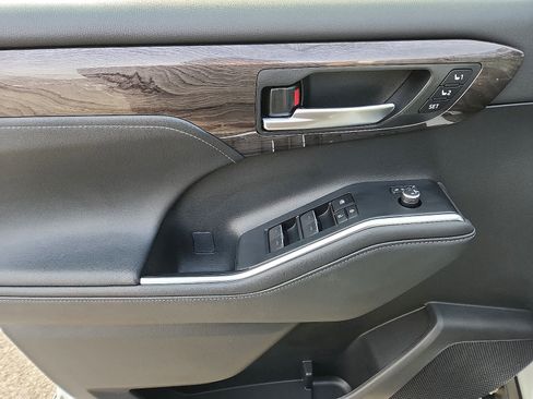 Used 2023 Toyota Highlander Platinum image 14