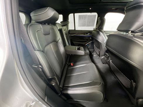 Used 2022 Jeep Grand Cherokee Overland w/ Luxury Tech Group IV AWD/4WD image 29