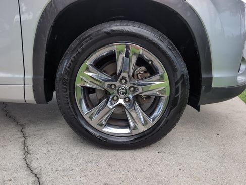 Used 2019 Toyota Highlander Limited Platinum FWD image 13