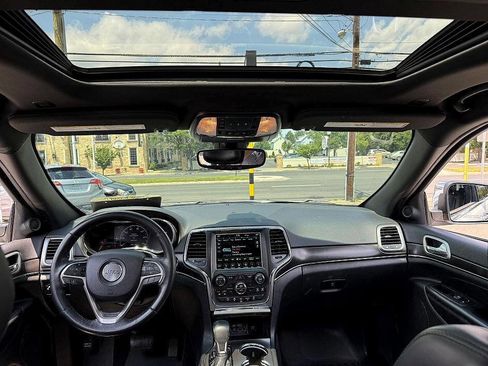 Used 2018 Jeep Grand Cherokee Limited image 15