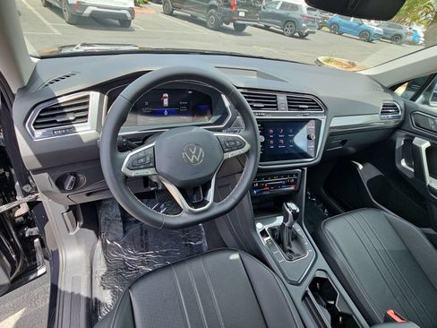Used 2023 Volkswagen Tiguan SE w/ Panoramic Sunroof Package FWD image 15