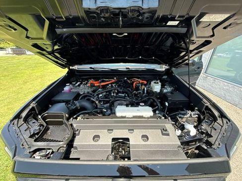 Used 2025 Toyota Tacoma TRD Sport AWD/4WD image 18