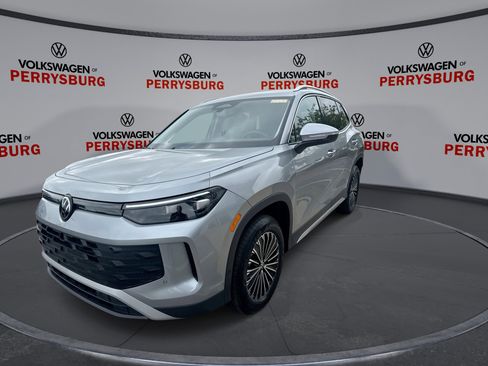 New 2025 Volkswagen Tiguan S w/ 18" Wheel Package image 4