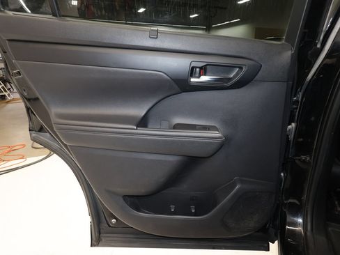 Used 2021 Toyota Highlander XLE AWD/4WD image 12