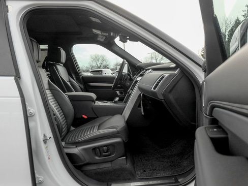 Used 2025 Land Rover Discovery Dynamic SE AWD/4WD image 21