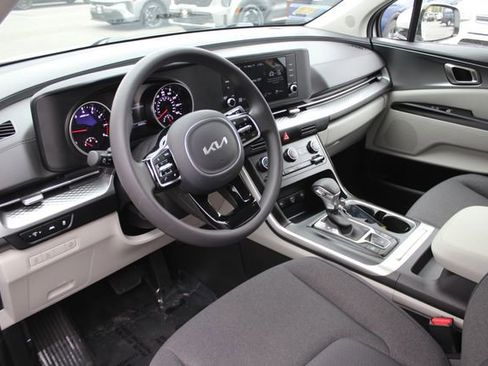 Used 2024 Kia Carnival LX FWD image 3