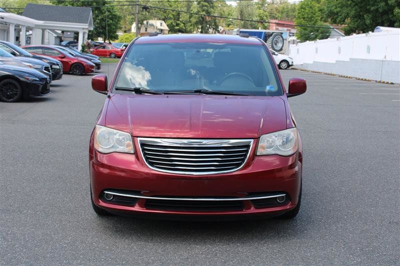 Used 2013 Chrysler Town & Country Touring FWD image 2