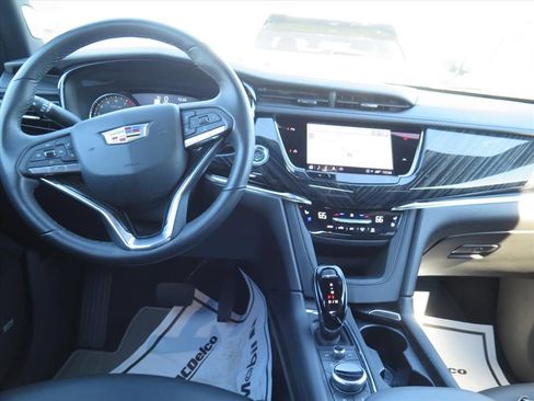 Used 2025 Cadillac XT6 Premium Luxury image 21
