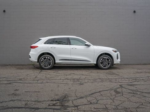 Certified 2025 Audi Q5 Premium w/ Convenience Package AWD/4WD image 8