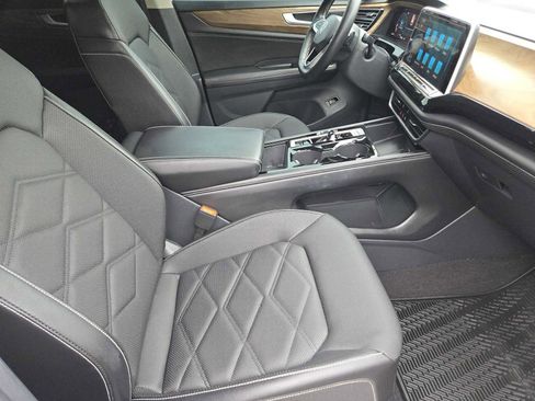 Used 2024 Volkswagen Atlas SE w/ Panoramic Sunroof Package image 14