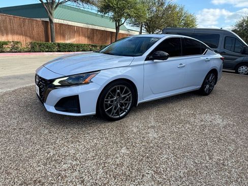 Used 2023 Nissan Altima 2.0 SR FWD image 9