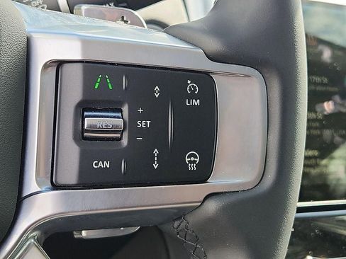 Used 2024 Land Rover Discovery S image 24