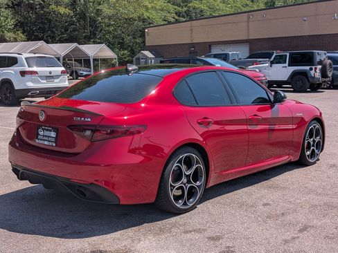 Used 2022 Alfa Romeo Giulia Veloce RWD image 9