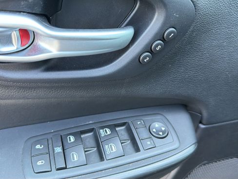 Used 2016 Jeep Cherokee Trailhawk w/ Comfort/Convenience Group AWD/4WD image 19