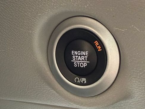 Used 2024 Chrysler Pacifica Touring-L FWD image 19