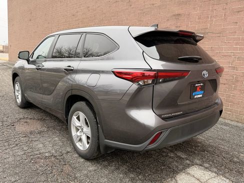 Used 2023 Toyota Highlander LE image 3