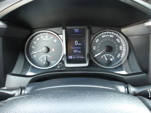 Used 2019 Toyota Tacoma TRD Off-Road AWD/4WD image 17