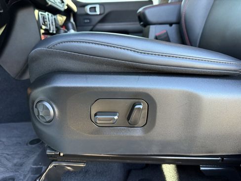 Used 2024 Jeep Wrangler Unlimited Rubicon image 17