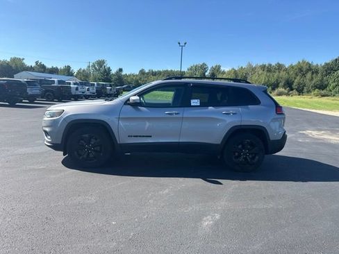 Used 2021 Jeep Cherokee Latitude Lux w/ Sun & Sound Group AWD/4WD image 2