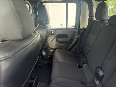 Used 2023 Jeep Gladiator Sport AWD/4WD image 8