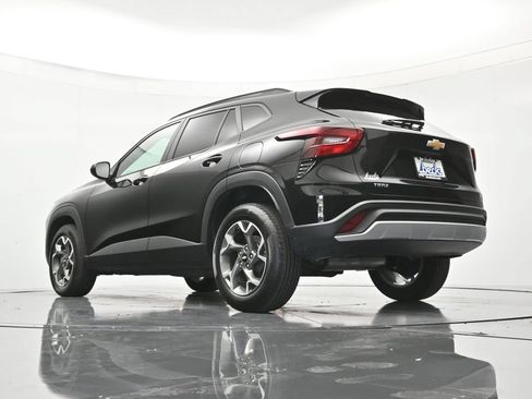 Certified 2025 Chevrolet Trax LT w/ LT Convenience Package FWD image 42