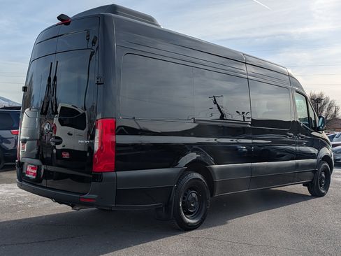 Used 2024 Mercedes-Benz Sprinter 2500 image 3