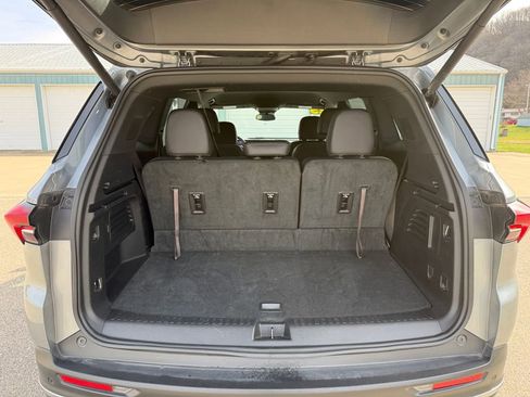 Used 2025 Buick Enclave Preferred AWD/4WD image 9