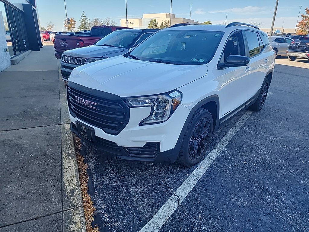 Used 2022 GMC Terrain SLE w/ Driver Convenience Package AWD/4WD image 3