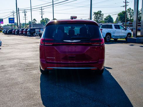 Used 2024 Chrysler Pacifica Touring-L FWD image 6