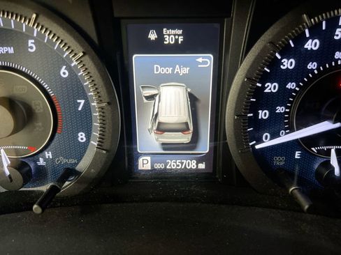 Used 2016 Toyota Sienna XLE Premium image 12