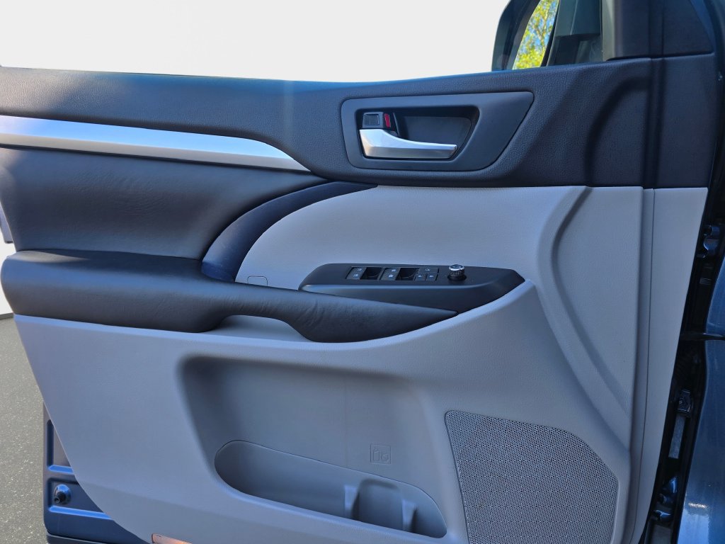 Used 2019 Toyota Highlander XLE AWD/4WD image 31