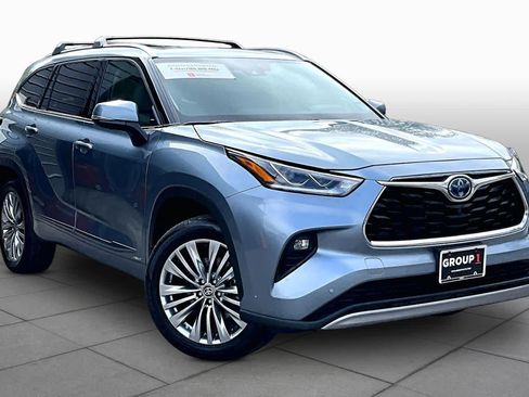 Certified 2024 Toyota Highlander Platinum AWD/4WD image 3