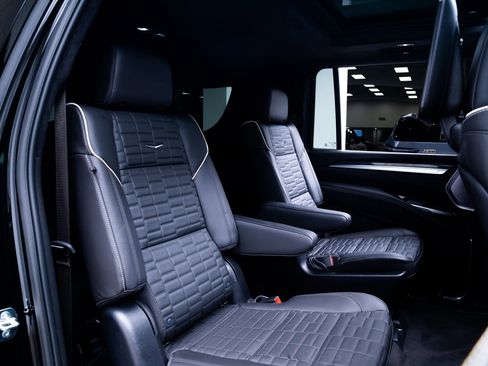 Used 2025 Cadillac Escalade ESV V AWD/4WD image 25