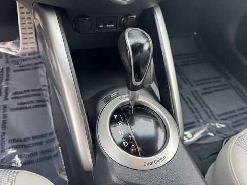 Used 2013 Hyundai Veloster w/ Style Pkg image 30