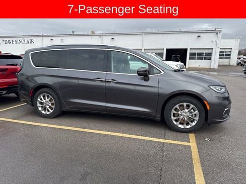 Used 2021 Chrysler Pacifica Touring-L w/ Uconnect Theater Family Group image 4