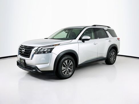 Used 2025 Nissan Pathfinder SV image 3