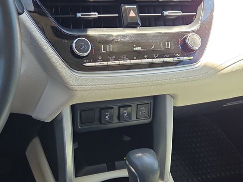 Used 2024 Toyota Corolla Cross XLE w/ Convenience Package FWD image 19