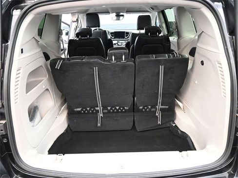 Used 2024 Chrysler Pacifica Touring-L image 19