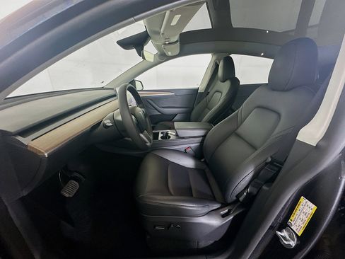 Used 2025 Tesla Model Y Long Range image 13