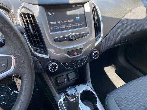 Used 2017 Chevrolet Cruze LT FWD image 16