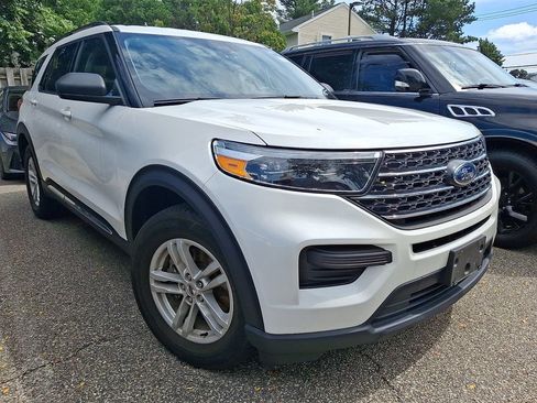 Used 2024 Ford Explorer XLT AWD/4WD image 3