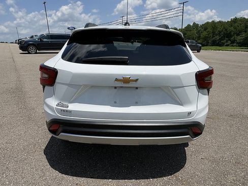 Used 2025 Chevrolet Trax LT FWD image 4