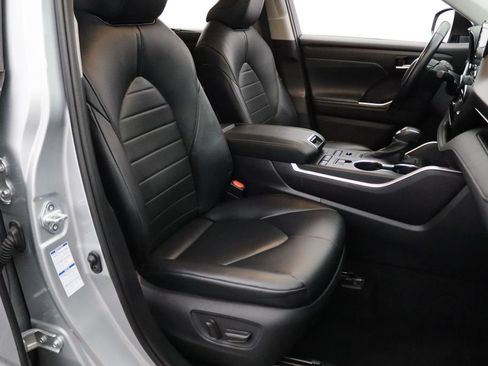 Used 2021 Toyota Highlander XLE AWD/4WD image 15