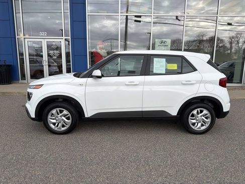 Certified 2025 Hyundai Venue SE image 9